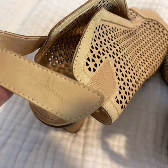 Vince Camuto Perforated Leather Peep Toe Sandals Dastana Nude Size 10M/42 - Picture 10 of 11
